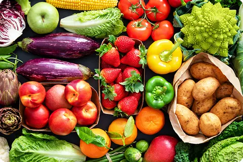 Buntes Gemüse und Obst - Auberginen - Erdbeeren - Paprika - Kartoffeln - gesund essen 