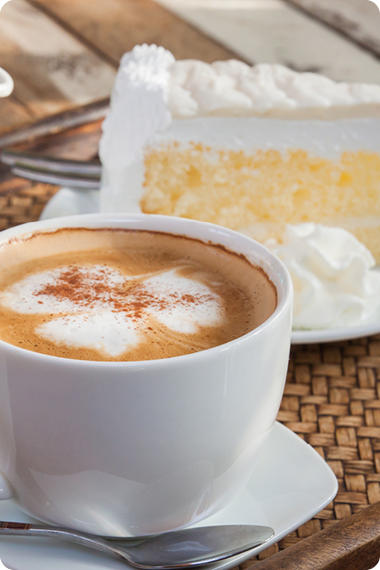 Cappuccino et gâteau crémeux - Des aliments inadaptés favorisent les brûlures d'estomac