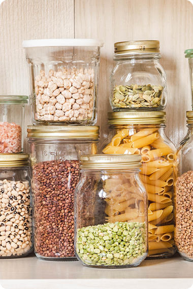 Boîtes à provisions remplies de pâtes, de lentilles, de flocons d'avoine et de noix - Des aliments appropriés peuvent prévenir les brûlures d'estomac