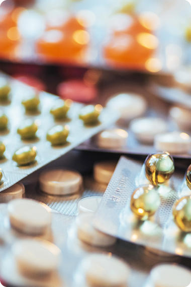 Plusieurs blisters de comprimés - Comment les médicaments affectent-ils les brûlures d'estomac ?