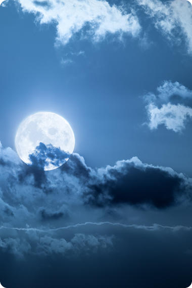 Vollmond mit einigen Wolken - Warum kommt Magenbrennen oft nachts?