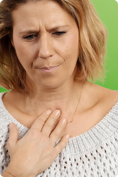 Frau greift sich an den Kehlkopf - Stiller Reflux - Schmerz in der Speiseröhre
