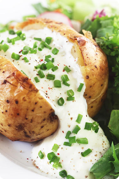 Kartoffel-mit-sauercream-und-schnittlauch-magenbrennen-was-hilft-refluctan